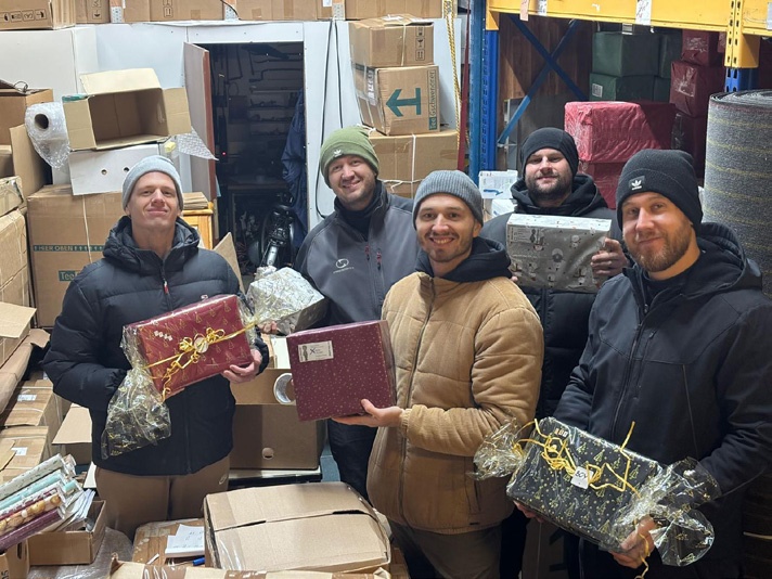 Helfer mit Weihnachtsgeschenken beim Beladen