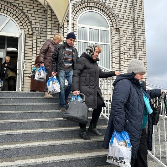 Verteilung von Lebensmittelpaketen an Flüchtlinge