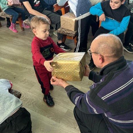 Verteilen von Geschenken an Kinder