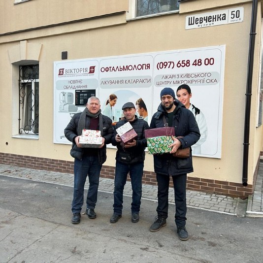Treffen mit dem medizinischen Personal und Verteilen von Geschenken im Krankenhaus