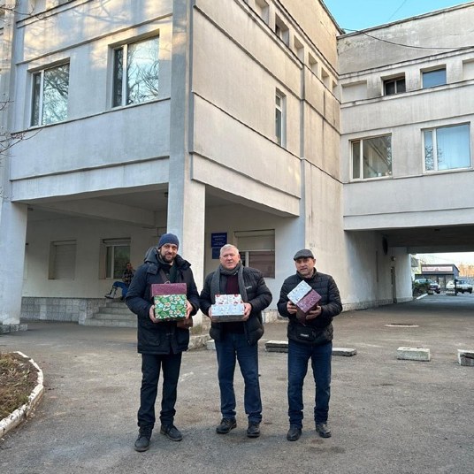 Treffen mit dem medizinischen Personal und Verteilen von Geschenken im Krankenhaus