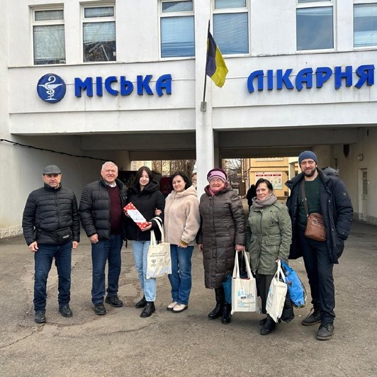 Treffen mit dem medizinischen Personal und Verteilen von Geschenken im Krankenhaus