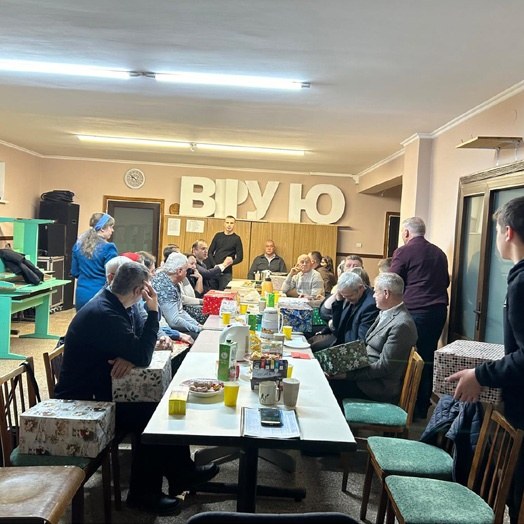 Dienst in der Gemeinde und Geschenke für die Bauarbeiter des Altenheims