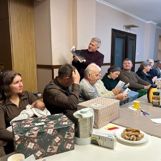 Dienst in der Gemeinde und Geschenke für die Bauarbeiter des Altenheims