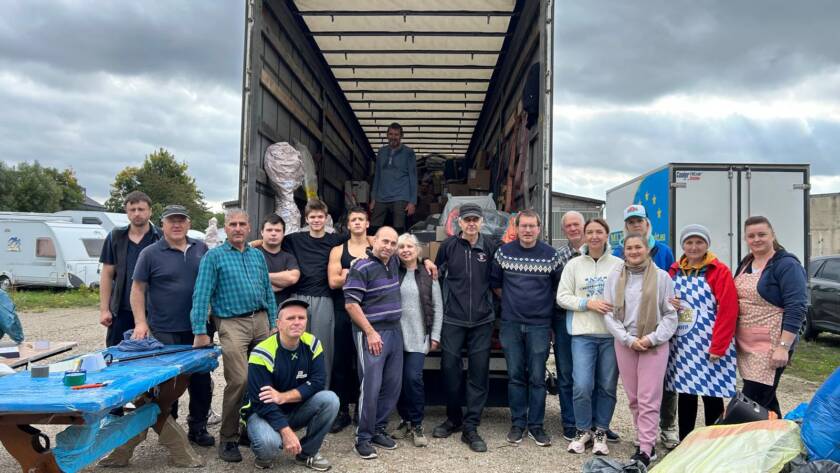 Helfer bei der Verladung