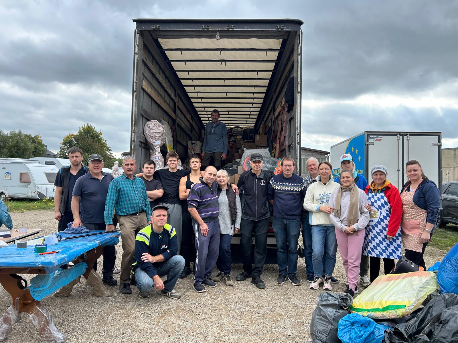 Helfer bei der Verladung