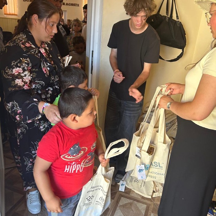 Verteilung von Geschenken an die Kinder und die Eltern