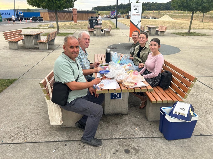 Treffen auf dem Parkplatz mit Pastor Peter aus Moldawien